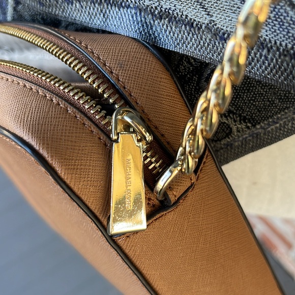 Michael Kors purse- like new condition - Picture 5 of 5